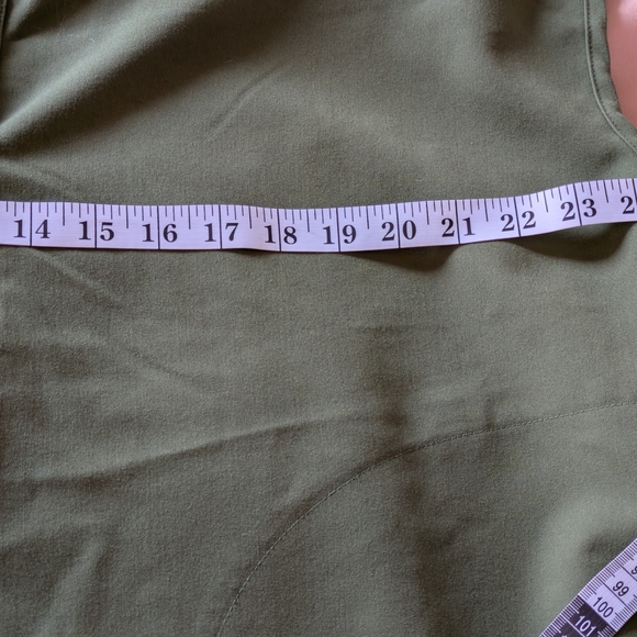 Figs Forest Green Sleeveless Scrub Top 2 Front Pockets Sz L - Picture 6 of 8